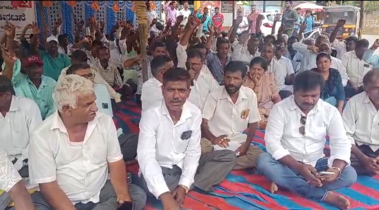 ಗ್ರಾಮ ಪಂಚಾಯಿತಿ ನೌಕರರ ವಿವಿಧ ಬೇಡಿಕೆಗಳ ಈಡೇರಿಕೆಗೆ ಆಗ್ರಹ: ಆಜಾದ್ ಪಾರ್ಕ್‌ನಲ್ಲಿ ಎಐಟಿಯುಸಿ ಬೃಹತ್ ಪ್ರತಿಭಟನೆ