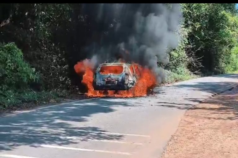 ರಸ್ತೆ ಮಧ್ಯೆ ಧಗಧಗ ಹೊತ್ತಿ ಉರಿದ ಡಸ್ಟರ್ ಕಾರು!